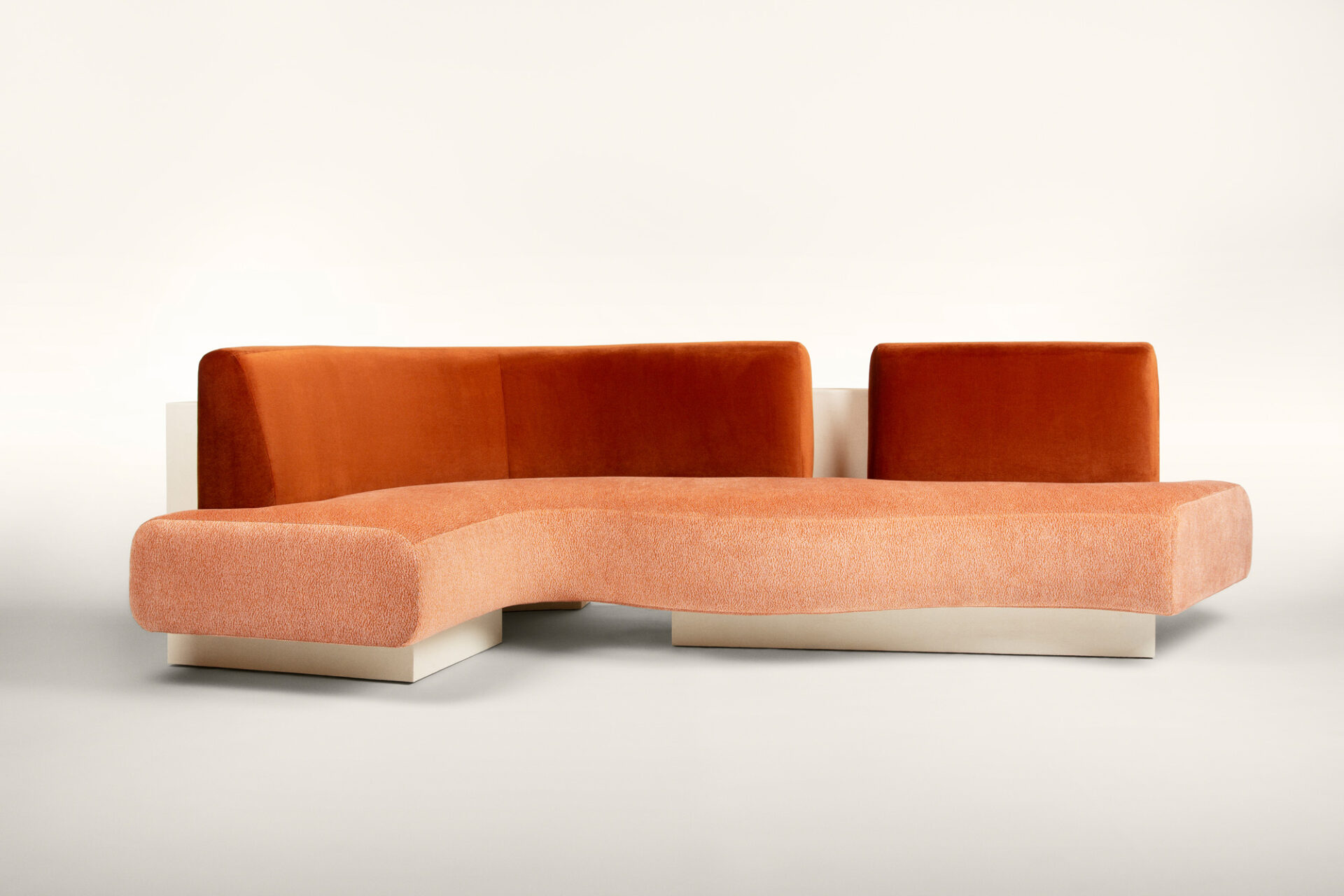 Canapé Joséphine Caramel, socle Bois fintion béton ciré et tissu Elitis - Mobilier signé Batiik Studio