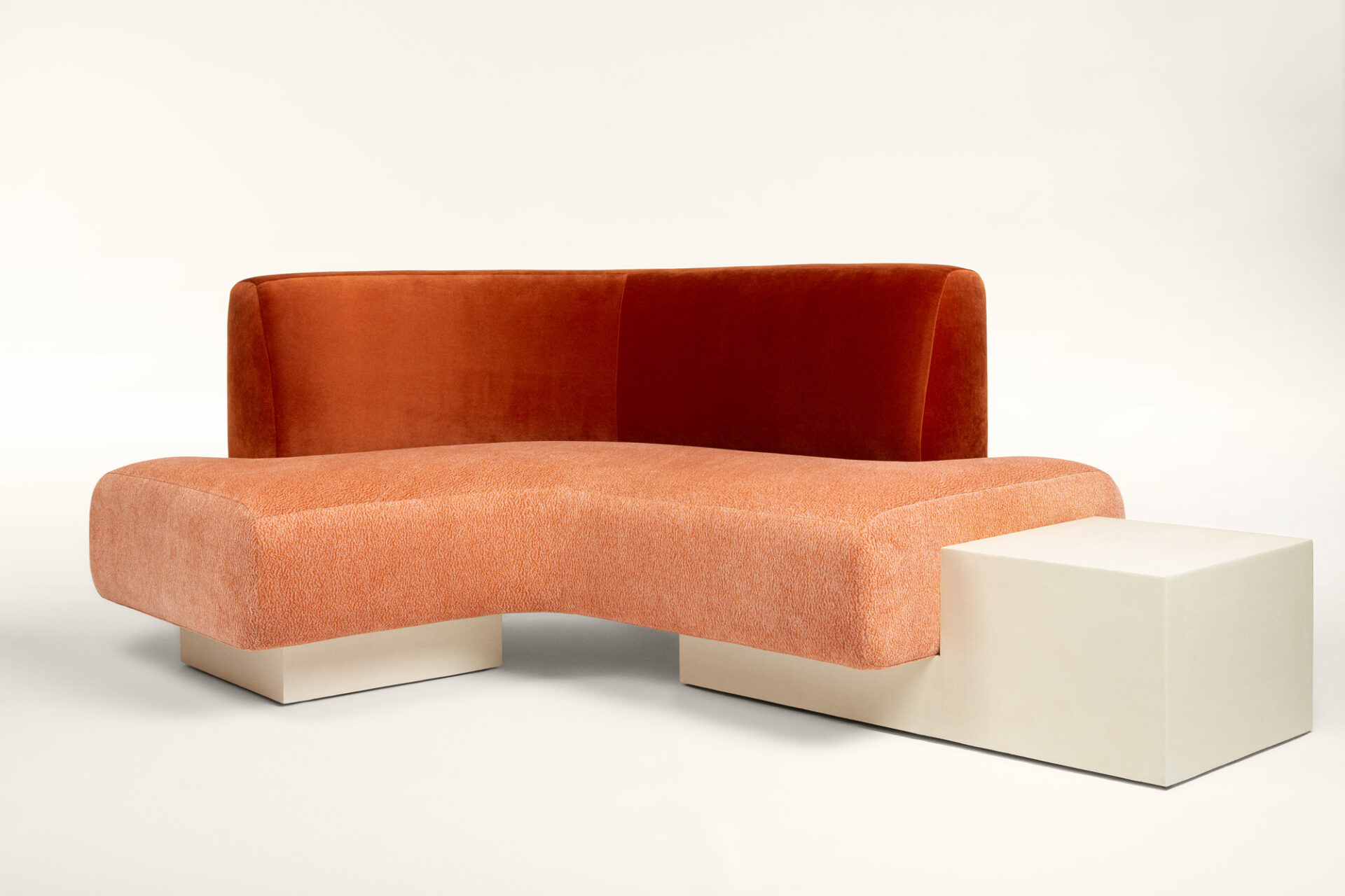 Canapé Joséphine Caramel, socle Bois fintion béton ciré et tissu Elitis - Mobilier signé Batiik Studio
