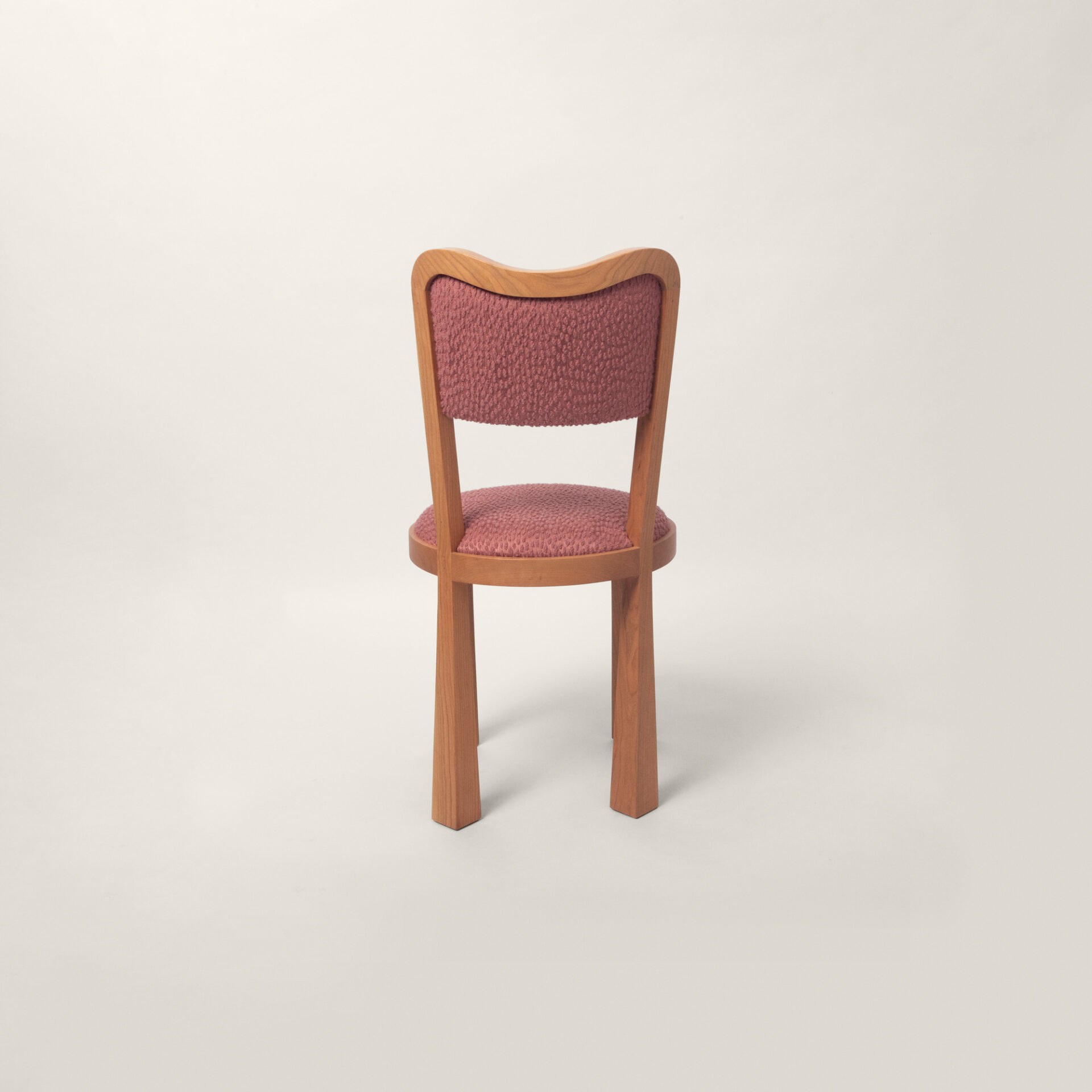 Chaise de salle à manger Dalya en bois de merisier - Mobilier réalisé par Batiik Studio