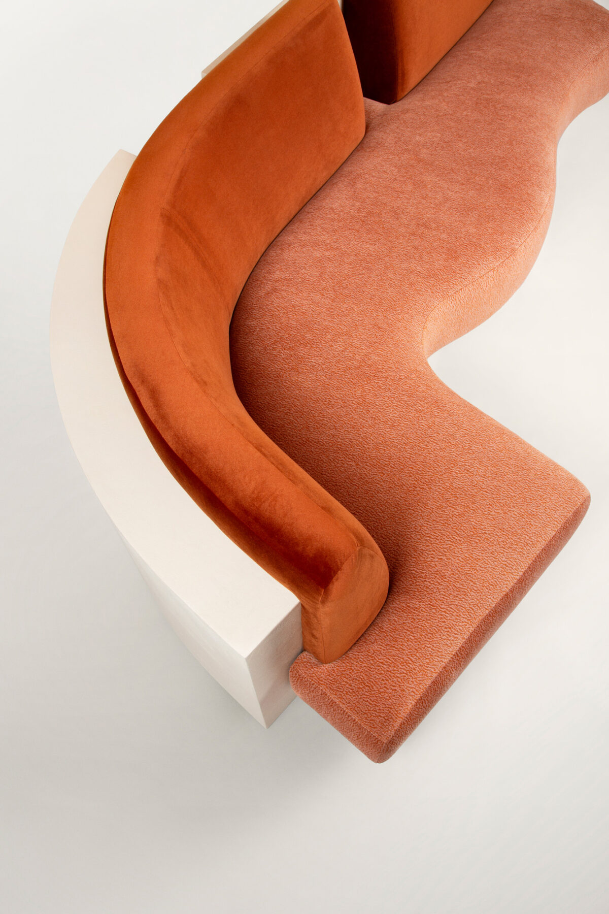 Canapé Joséphine Caramel, socle Bois fintion béton ciré et tissu Elitis - Mobilier signé Batiik Studio