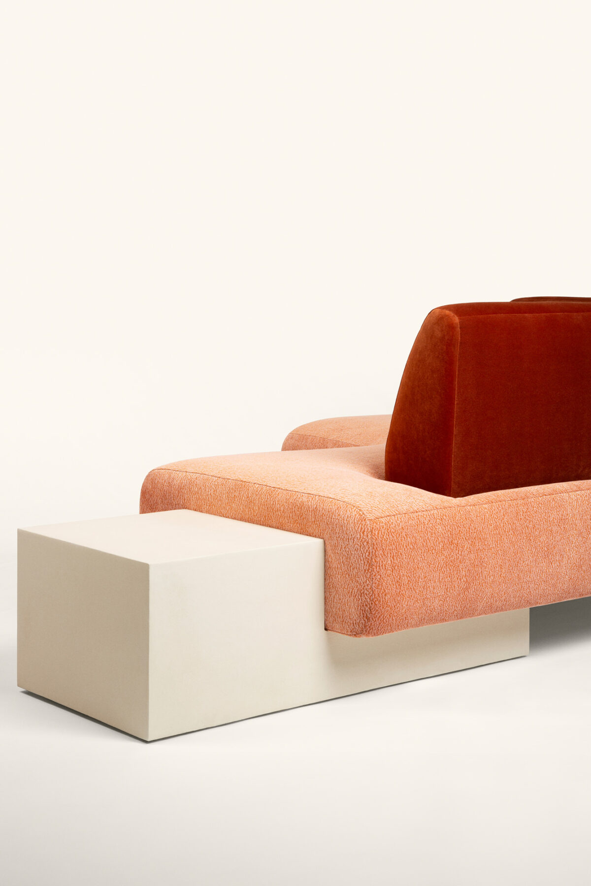 Canapé Joséphine Caramel, socle Bois fintion béton ciré et tissu Elitis - Mobilier signé Batiik Studio