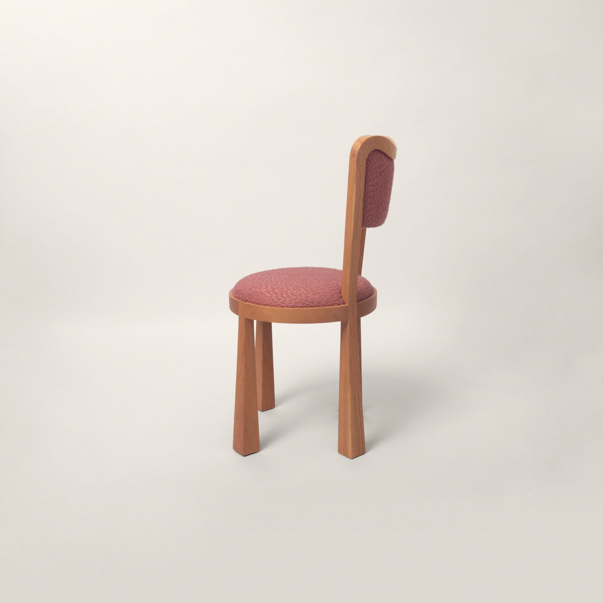 Chaise de salle à manger Dalya en bois de merisier - Mobilier réalisé par Batiik Studio