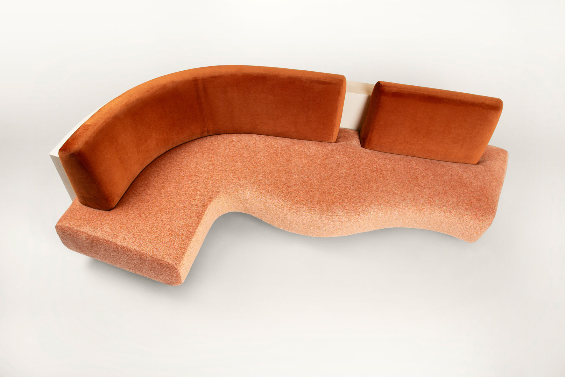Canapé Joséphine Caramel, socle Bois fintion béton ciré et tissu Elitis - Mobilier signé Batiik Studio