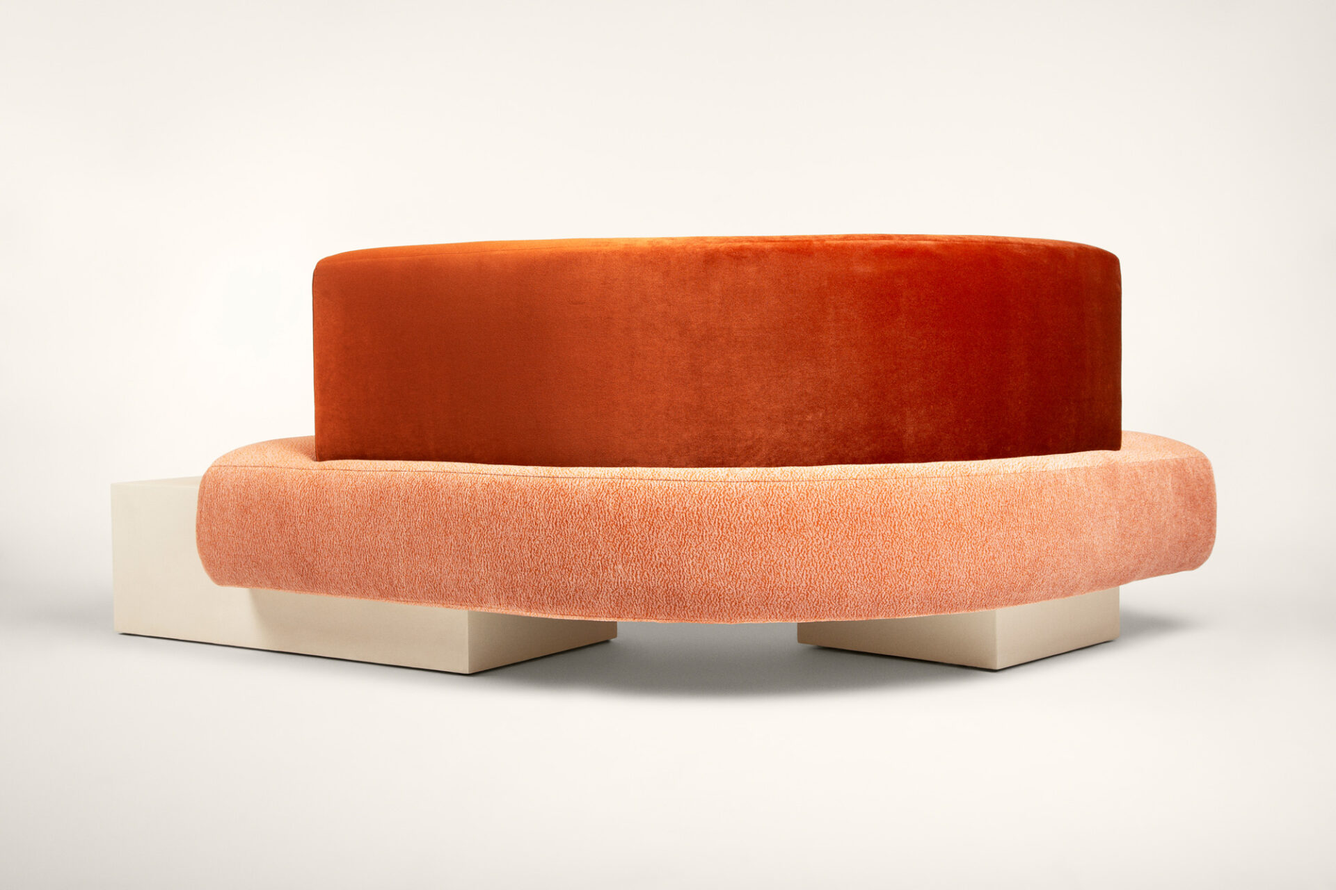 Canapé Joséphine Caramel, socle Bois fintion béton ciré et tissu Elitis - Mobilier signé Batiik Studio