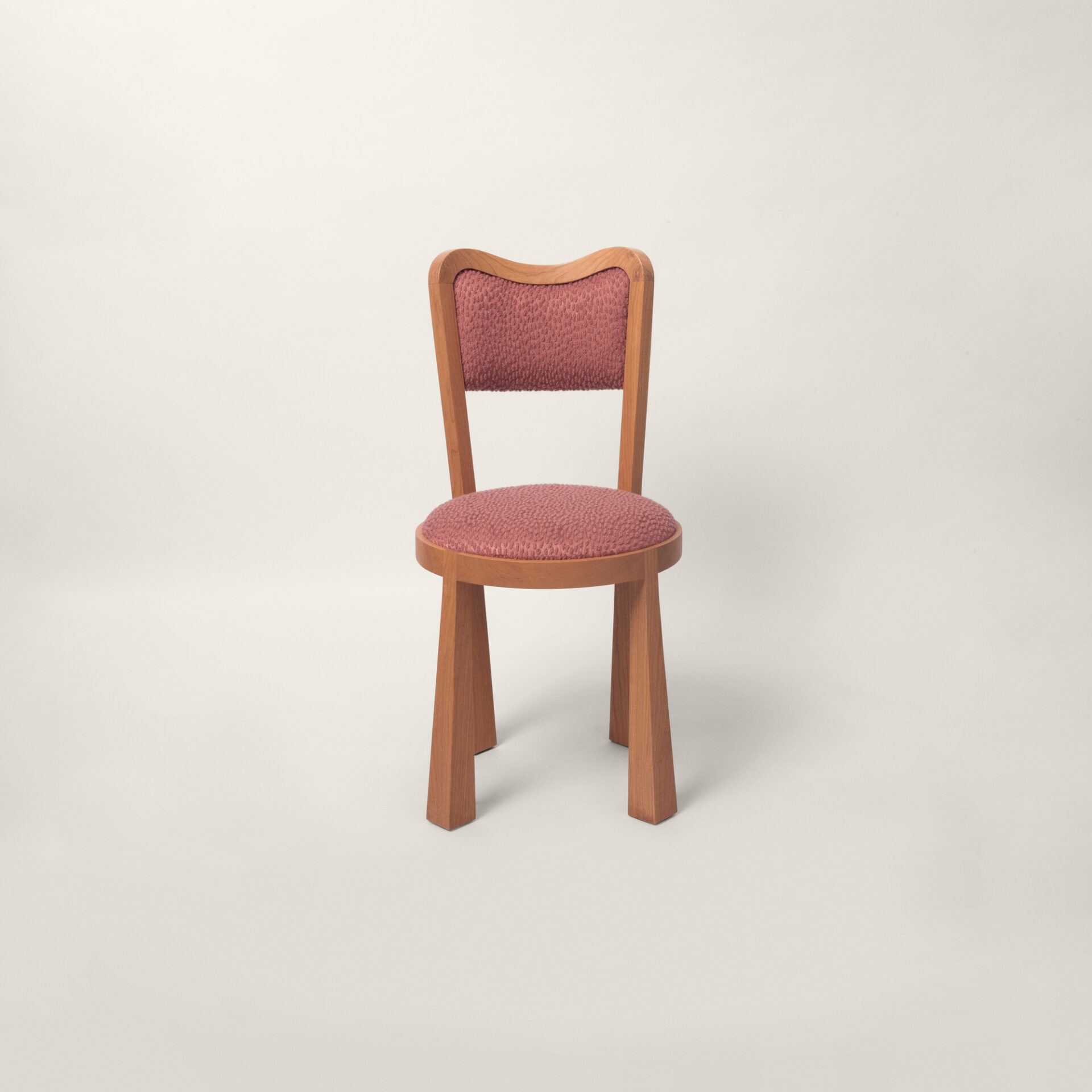 Chaise de salle à manger Dalya en bois de merisier - Mobilier réalisé par Batiik Studio