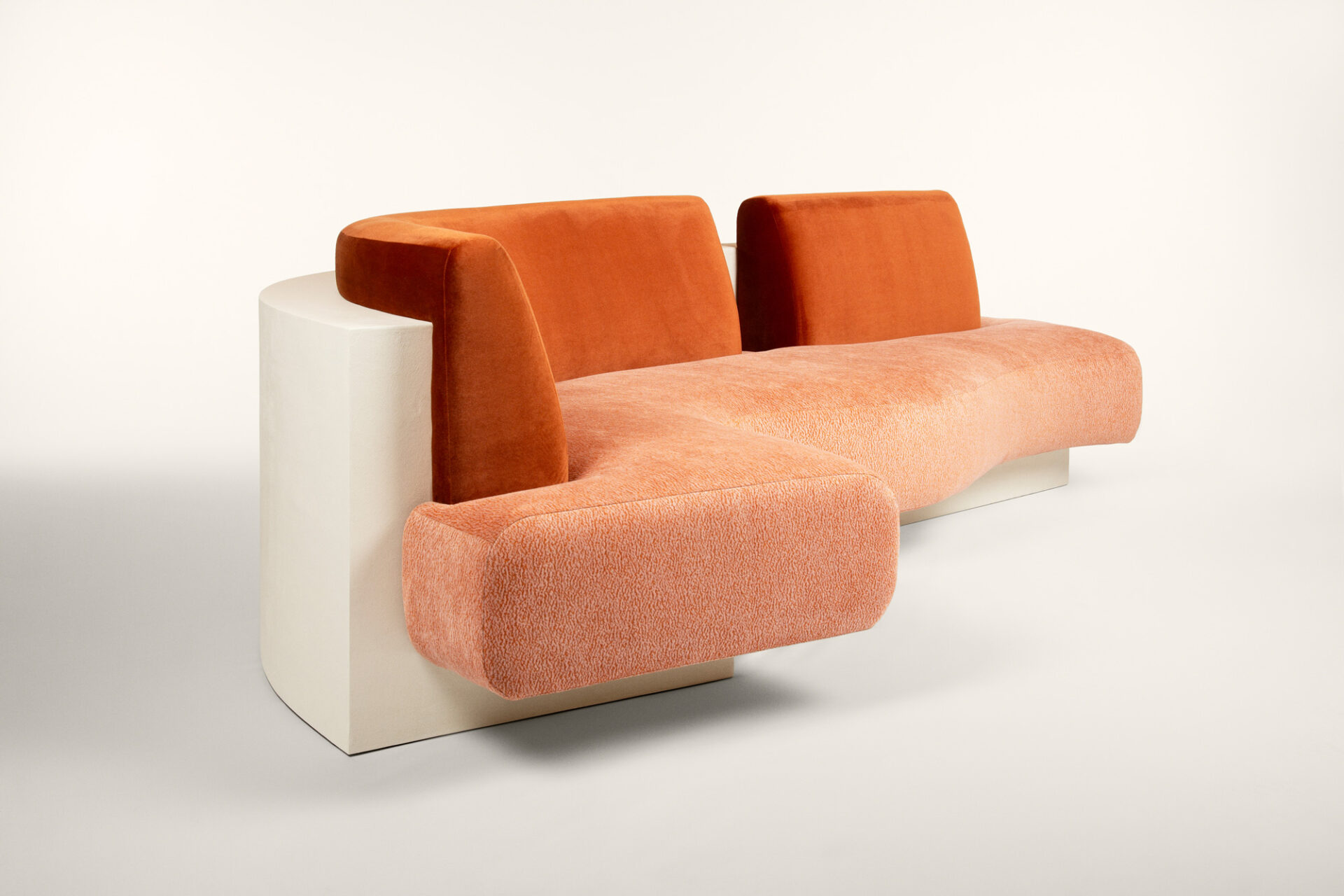 Canapé Joséphine Caramel, socle Bois fintion béton ciré et tissu Elitis - Mobilier signé Batiik Studio