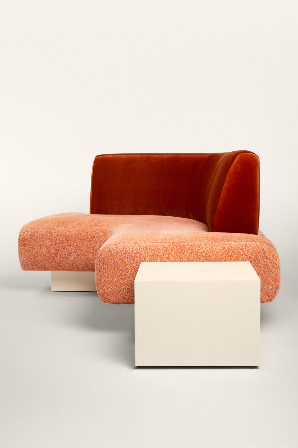Canapé Joséphine Caramel, socle Bois fintion béton ciré et tissu Elitis - Mobilier signé Batiik Studio