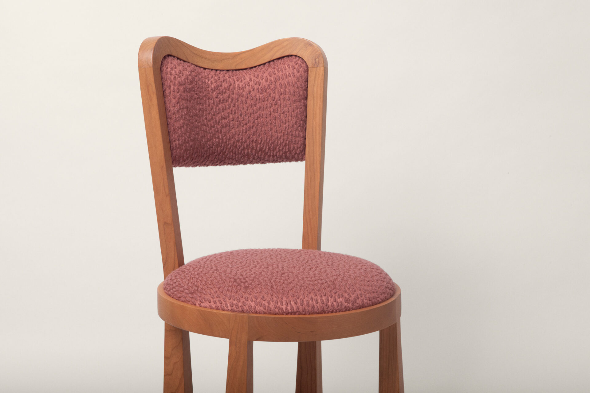 Chaise de salle à manger Dalya en bois de merisier - Mobilier réalisé par Batiik Studio