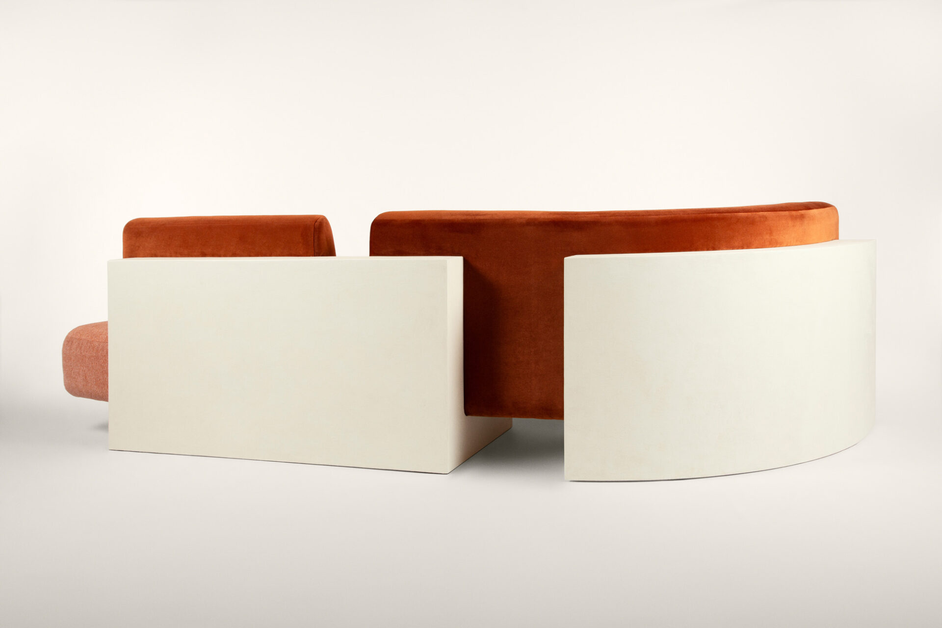 Canapé Joséphine Caramel, socle Bois fintion béton ciré et tissu Elitis - Mobilier signé Batiik Studio