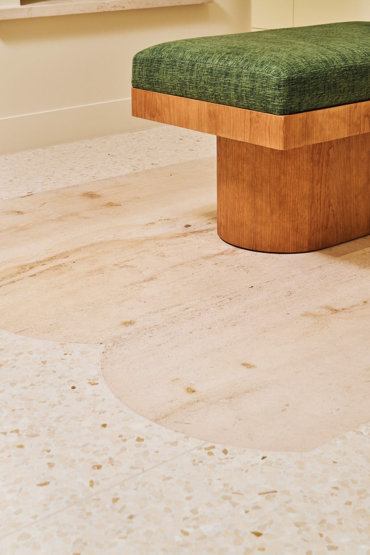 Sol en terrazzo, banc en bois et textile vert - Projet Montalembert réalisé par Batiik Studio