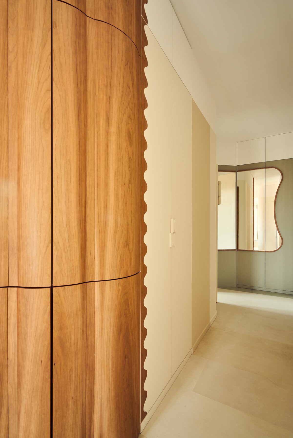 Rangements en bois ondulé. Projet Saint-Gervais à Paris réalisé par Batiik Studio.