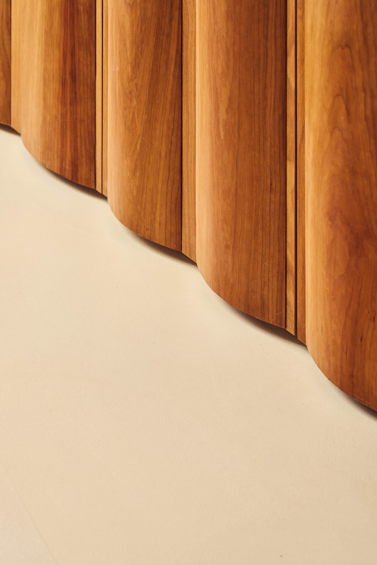 Cuisine en bois ondulé. Projet Saint-Gervais à Paris réalisé par Batiik Studio.