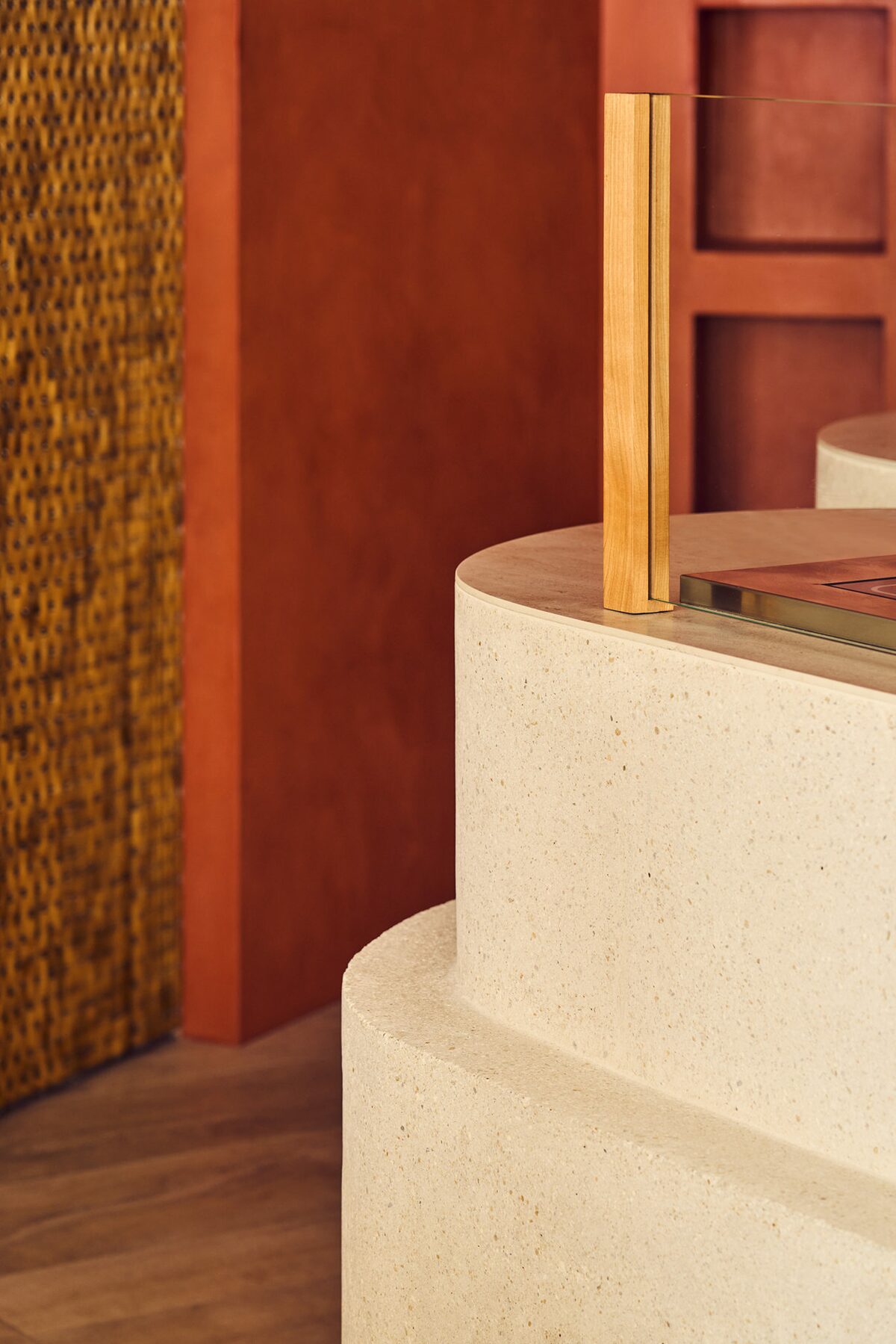 Comptoir en pierre avec mur à la chaux terracotta et rideaux en perles de bois. Projet Love Café à Paris réalisé par Batiik Studio.