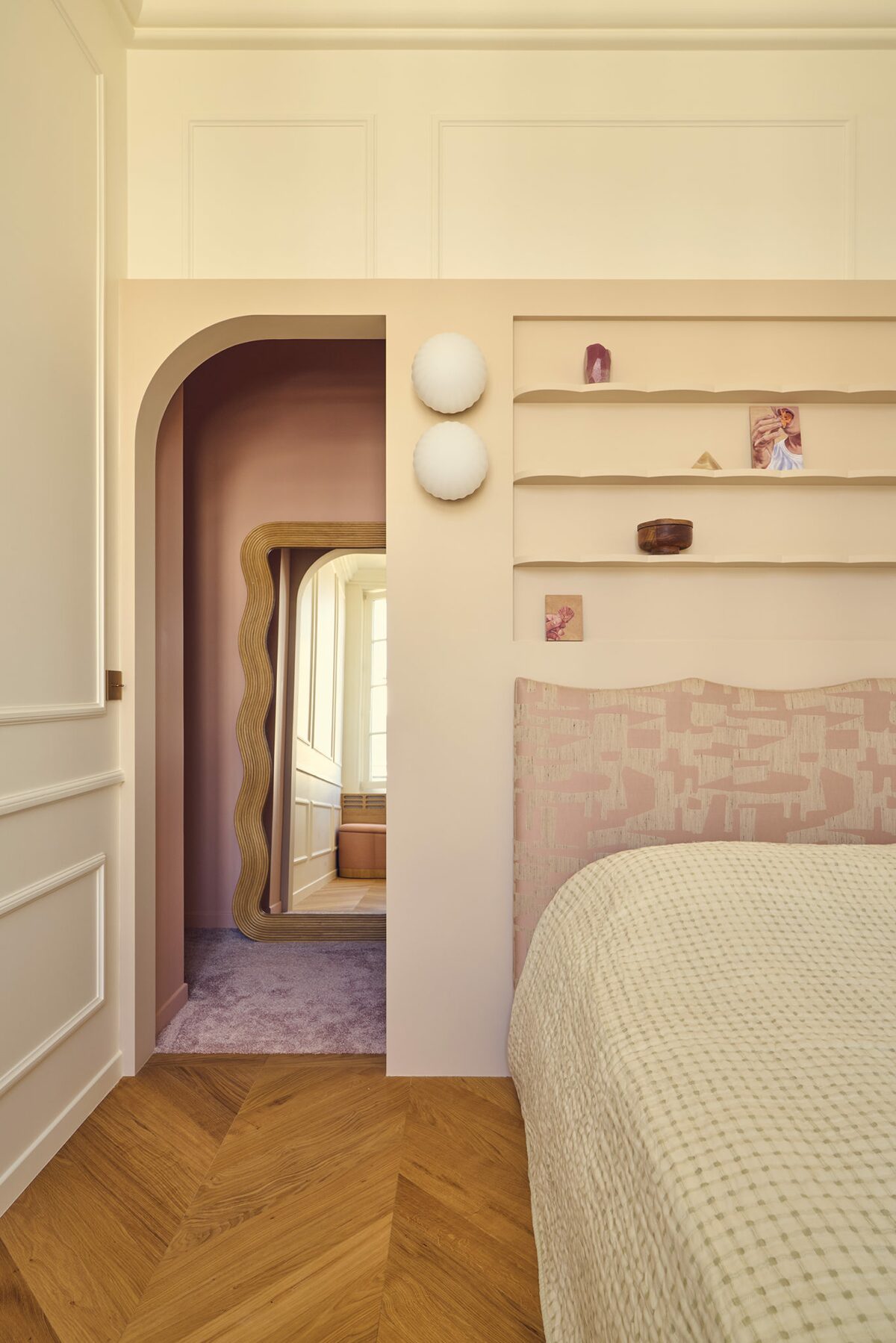 Chambre d'enfant dans appartement haussmannien avec tête de lit en tissu applique globulaire, parquet chevrons. Projet résidentiel Joséphine à Paris signé Batiik Studio.