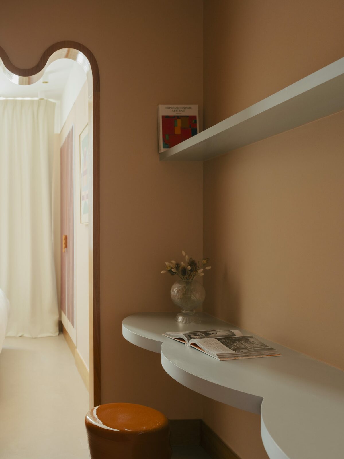 Tablette courbes, murs rose et tabouret orange en céramique. Style doux et méditerranéen, fantaisiste. Projet hôtelier Croisette d'Edgar Suite à Cannes réalisé par Batiik Studio.