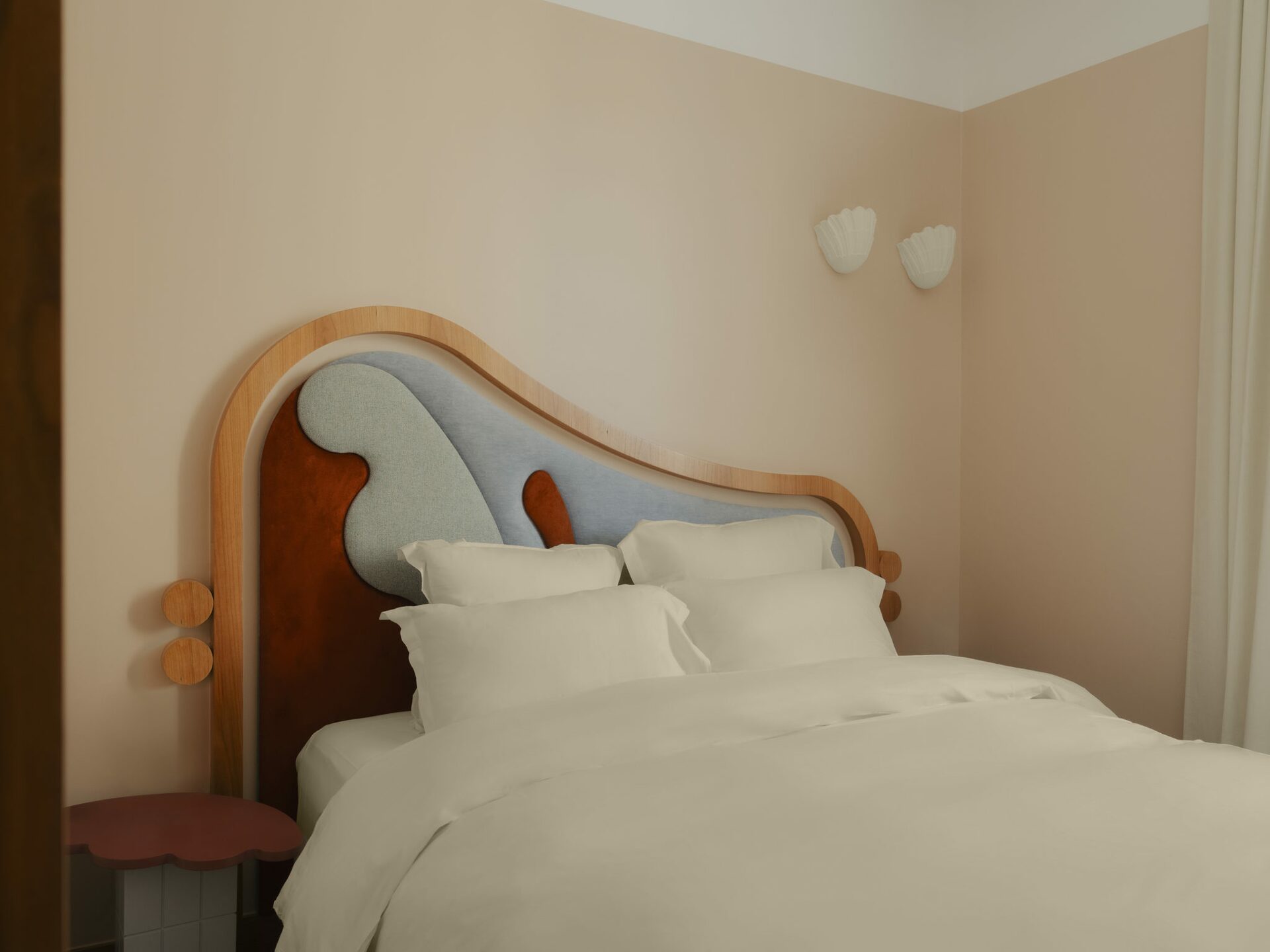 Suite parentale rose claire, applique murales coquillages, tête de lit courbe tissu et bois. Style doux et vitaminé, fantaisiste. Projet hôtelier Croisette d'Edgar Suite à Cannes réalisé par Batiik Studio.