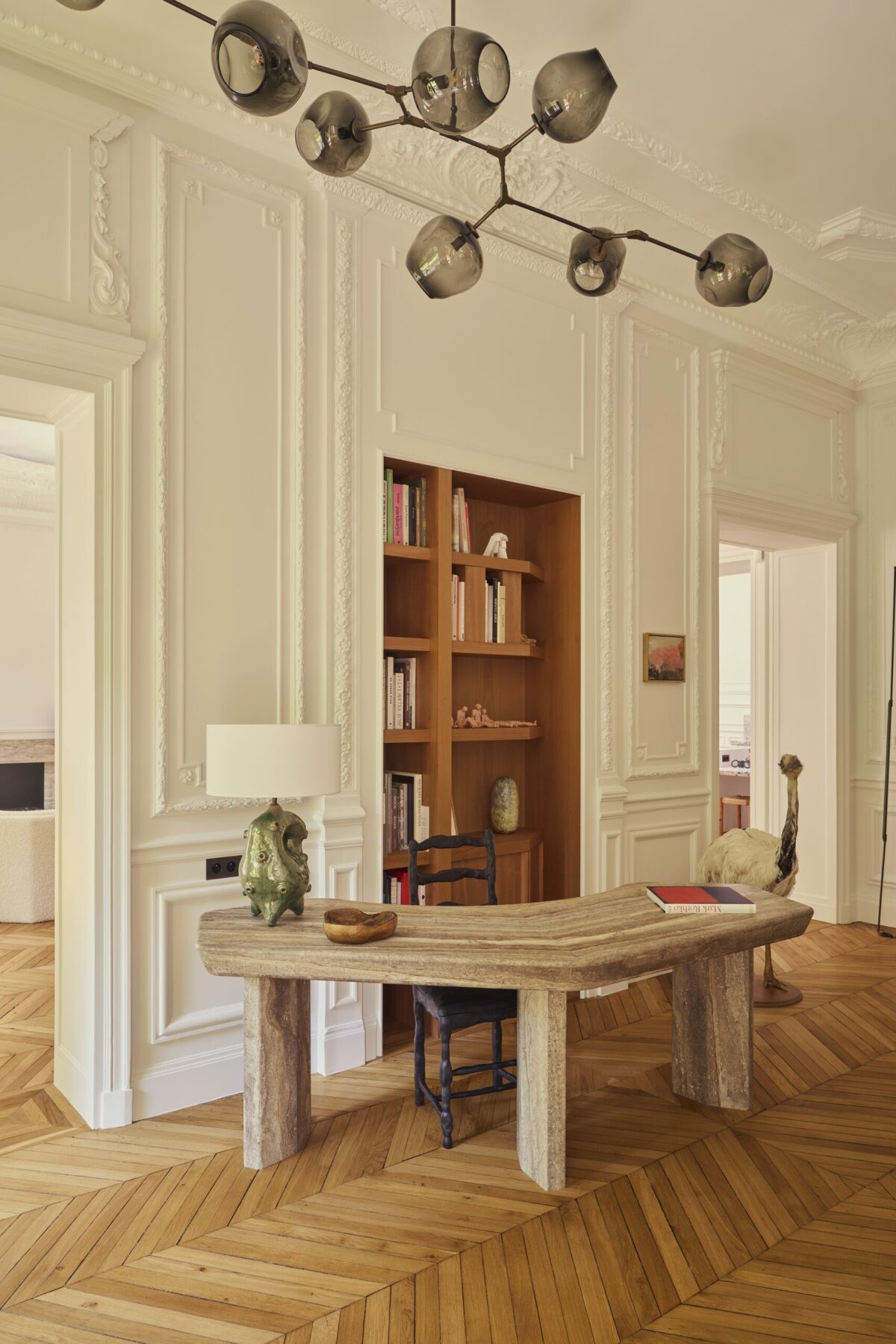 Entrée dessert la pièce à vivre, la cuisine mais aussi la suite parentale. Bureau d'Amélie Maison d’Art, chaise de Christophe Boulanger, suspension de Lyndsay Adelman vendue dans la Galerie Triode, lampe à poser de William Coggin vendue dans la Galerie Scène ouverte, tabouret de Boudin de Sabine Costes, oeuvres textiles de Rosanna Lefeuvre.