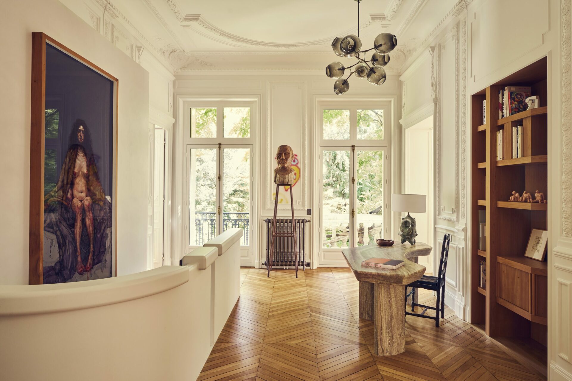 Entrée dessert la pièce à vivre, la cuisine mais aussi la suite parentale. Bureau d'Amélie Maison d’Art, chaise de Christophe Boulanger, suspension de Lyndsay Adelman vendue dans la Galerie Triode, lampe à poser de William Coggin vendue dans la Galerie Scène ouverte, tabouret de Boudin de Sabine Costes, oeuvres textiles de Rosanna Lefeuvre.