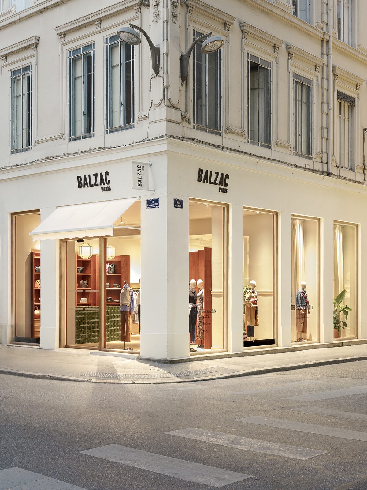 Vitrine de l'adresse lyonnaise de Balzac Paris réalisée par l'agence d'architecte Batiik Studio.