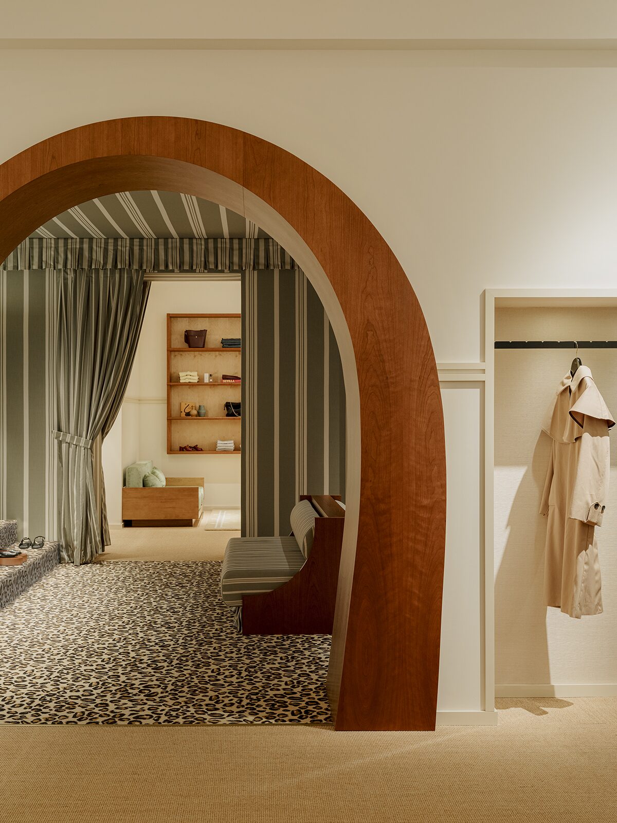 Espace beauté avec moquette léopard, rideaux rayés, banquette à rayures et détail en merisier. Un projet réalisé par Batiik Studio pour Balzac Paris.